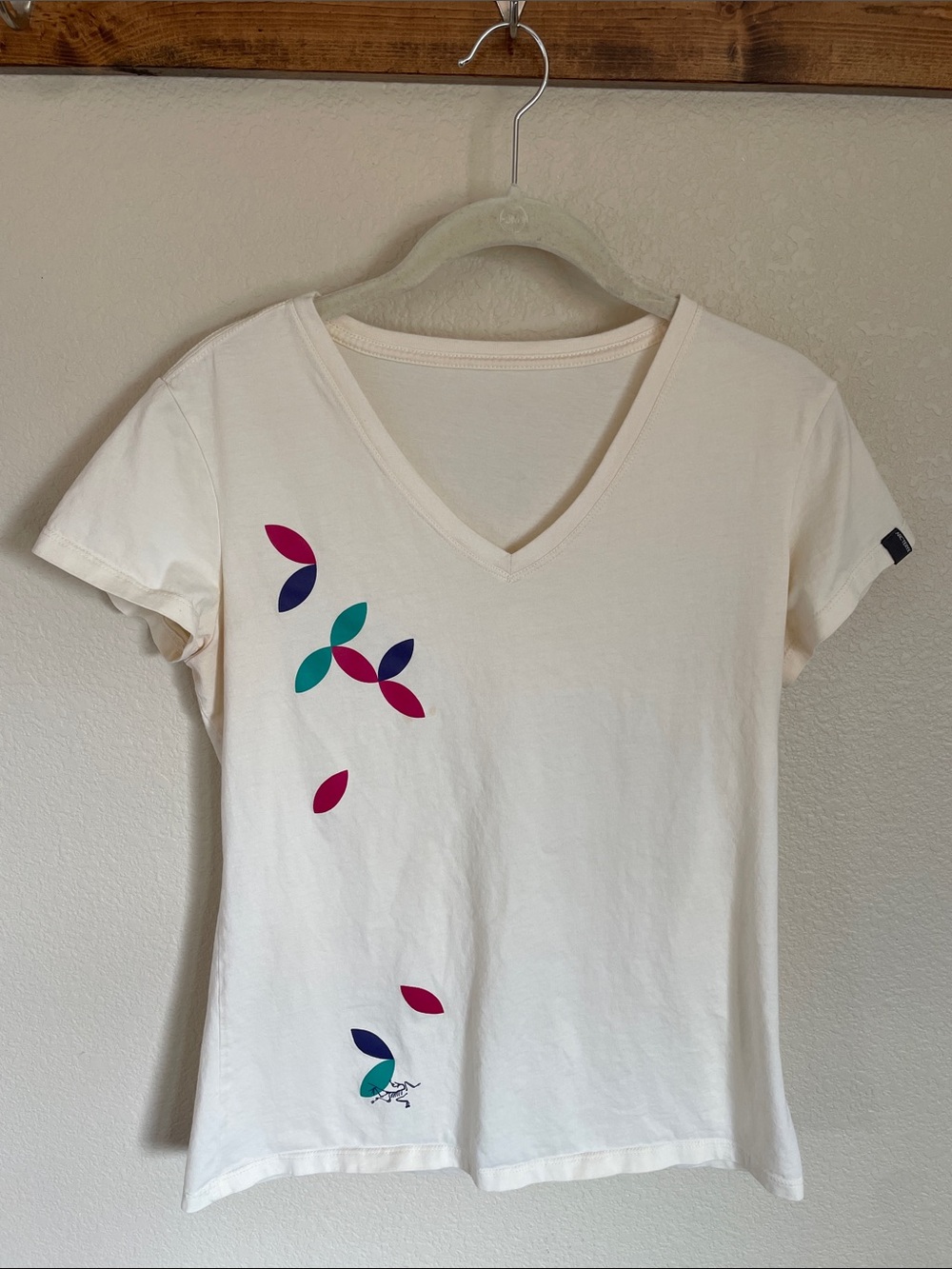 Arc'teryx Cream V-Neck Graphic Tee M Outdoor Hiking Breathable Granola Casual